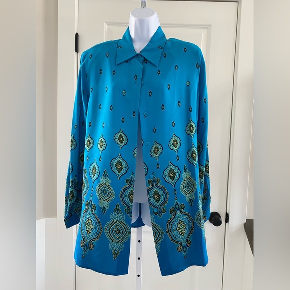 Silk Lore By Beth Terrell 2 Piece Top. 
Size M.
Tank And Button Down. - Picture 5 of 6